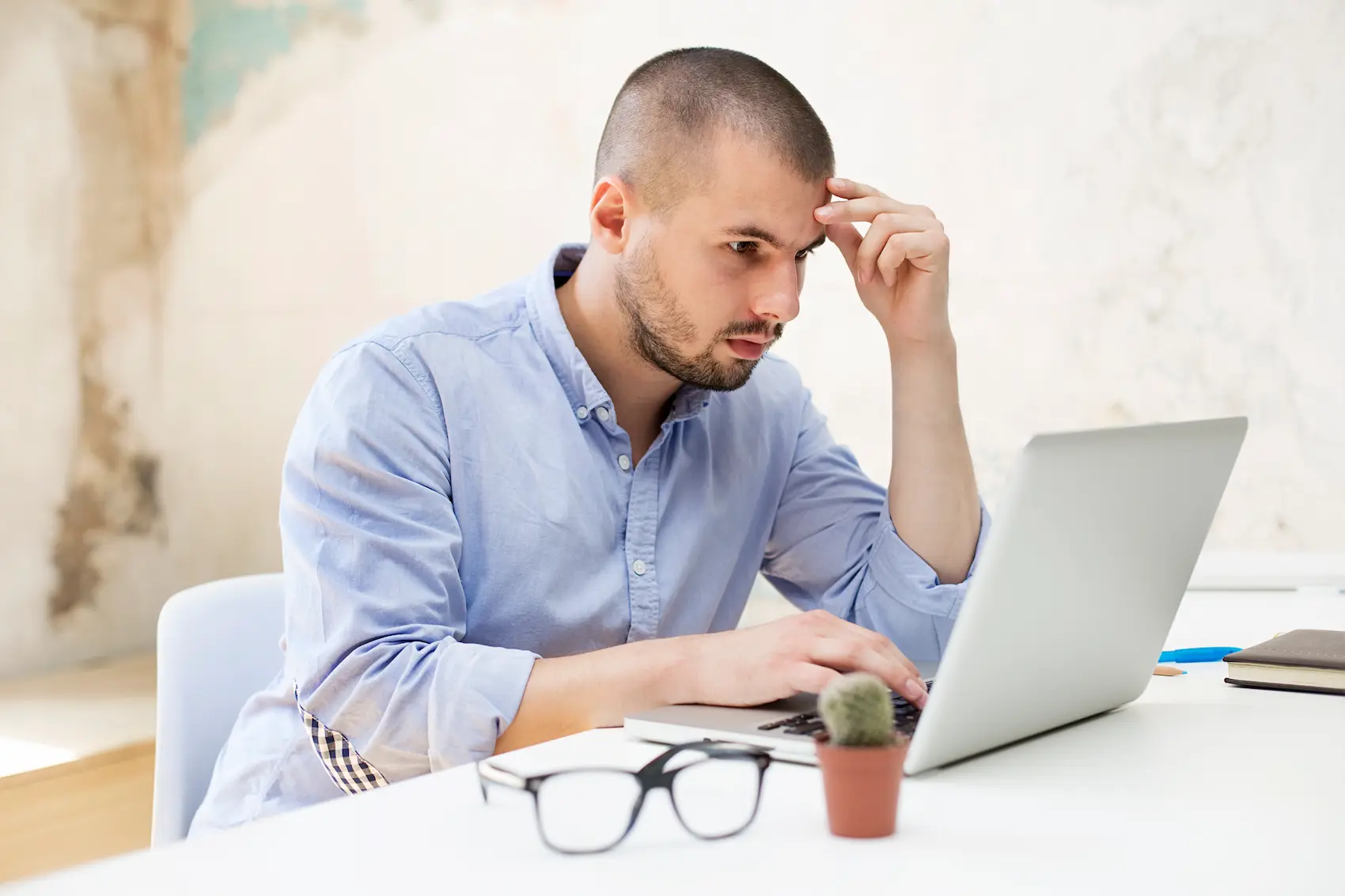 praethorus-young-man-working-on-laptop